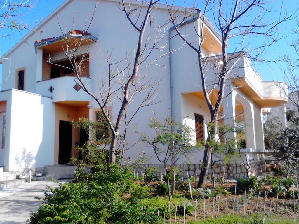 Apartments Kresimir Beauty With Shadow Trees And Parking Place パグ 部屋 写真