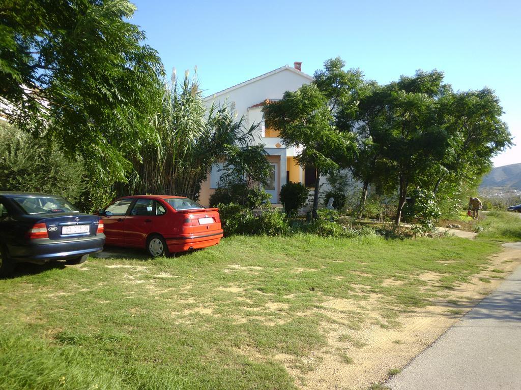 Apartments Kresimir Beauty With Shadow Trees And Parking Place パグ エクステリア 写真