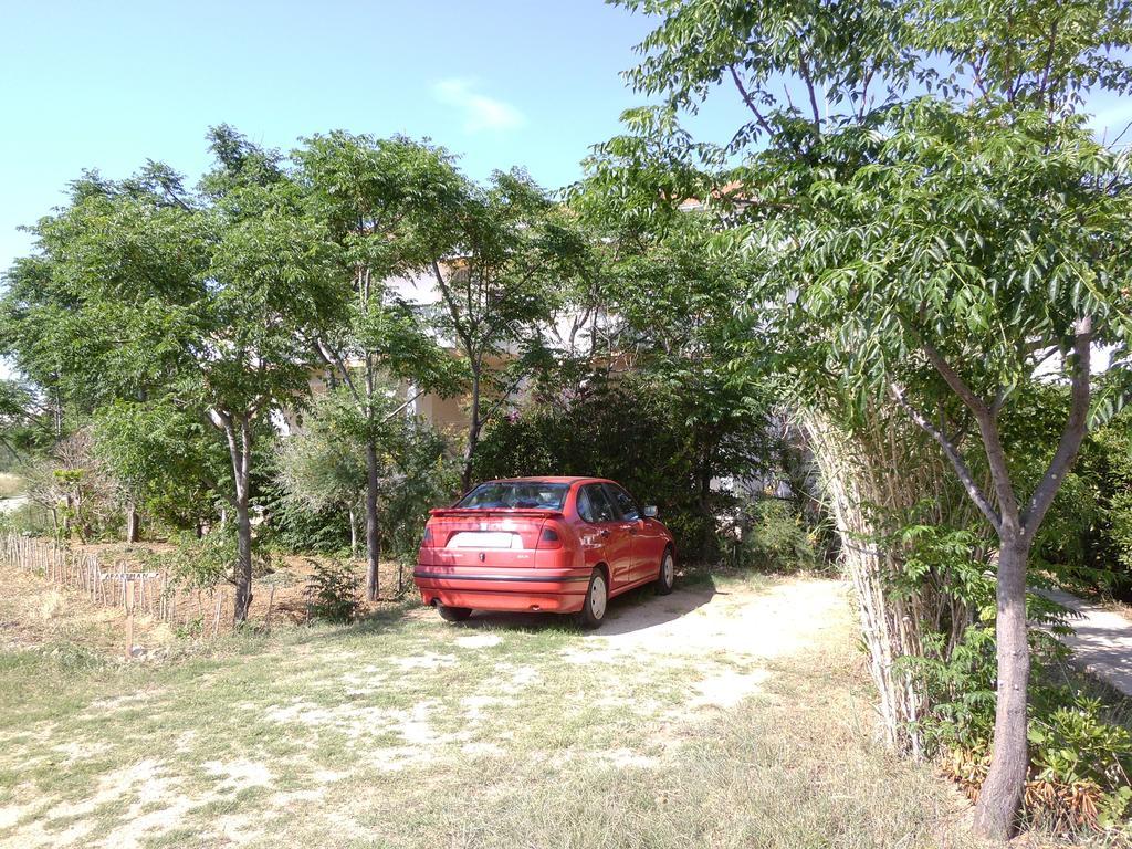 Apartments Kresimir Beauty With Shadow Trees And Parking Place パグ 部屋 写真