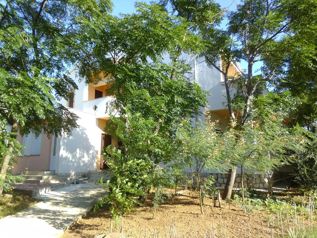 Apartments Kresimir Beauty With Shadow Trees And Parking Place パグ 部屋 写真