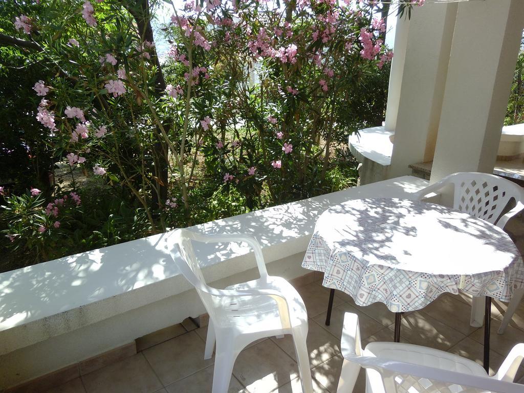 Apartments Kresimir Beauty With Shadow Trees And Parking Place パグ 部屋 写真