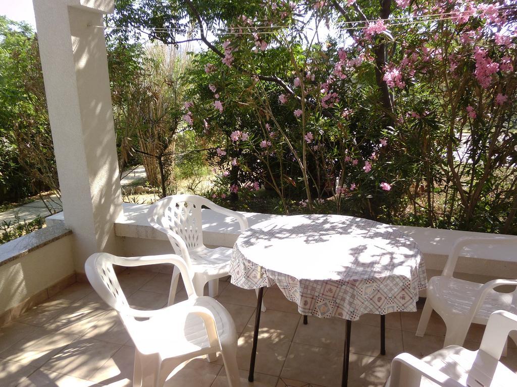 Apartments Kresimir Beauty With Shadow Trees And Parking Place パグ 部屋 写真